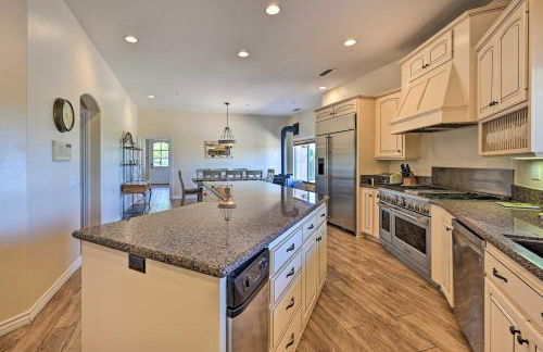 Luxe Vista Getaway with Private Pool and Hot Tub! - Foto 11