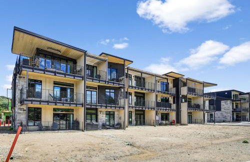 4-Season Modern Mountain Penthouse with Private Hot Tub & Scenic Views - Foto 31