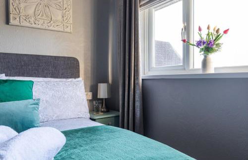 Clicketts - 3-Bedroom, Full Entire House, Sleeps 6 guests, Free wifi, Street Parking, Smart TV, Basildon, Essex London - Foto 8