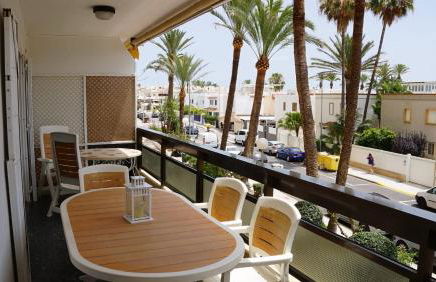 Apartamento en complejo residencial con piscina - Foto 8