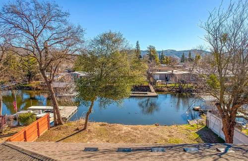 Lakefront Retreat • Private Yard + Fireplace - Foto 1