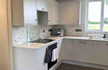 Larks Leaze Lodge, Steeple Ashton, Wiltshire - Photo 29