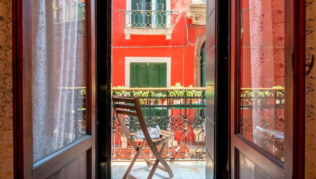 The Arsenal Large Apartment - Photo 2, Primary image