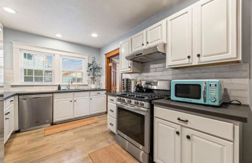 Bright Coastal Escape 4 Bedroom 2 Bath Near CSULB Long Beach Airport and Beach - Foto 3