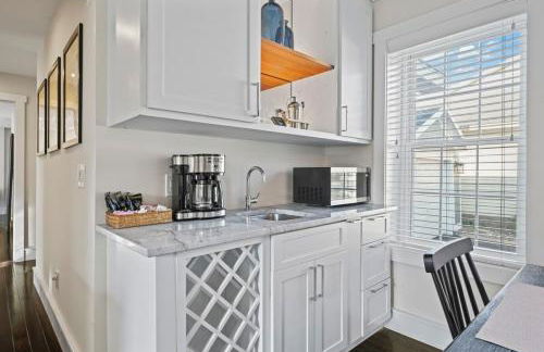 Upscale Azure by Saratoga Stays - Photo 11