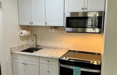 3 Min Walk to Starbucks. Pet Yes - Photo 26