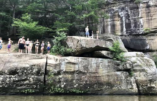 Chic Modern Cabin with Jacuzzi Ideal for Couples in Carbondale, Illinois - Foto 17