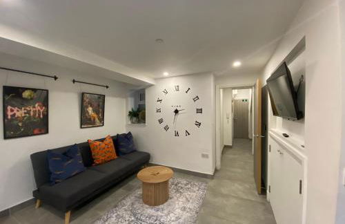 2 bedroom duplex apartment close to UHW & city centre - Foto 30