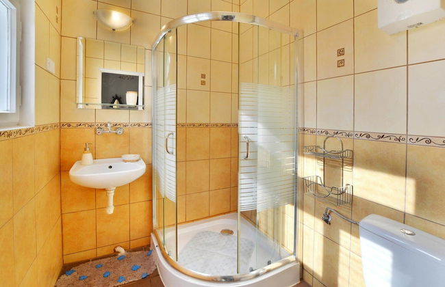 Holiday Home With Fireplace and Private Garden - Photo 9