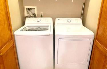 Spacious King Bed Suite at Antique Store - Foto 19