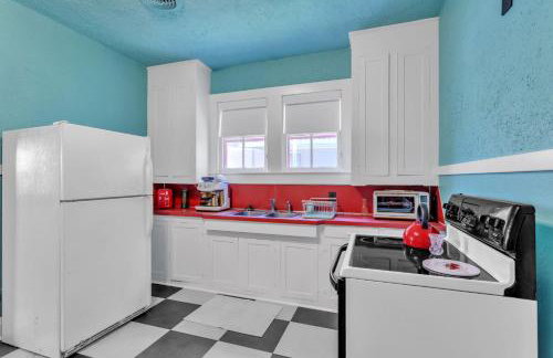 Retro Revival with Modern Comfort - A Mid-Century Gem in Gonzales LA - Foto 6