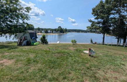 5BR Lakefront Getaway with hot tub - Foto 27