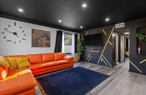 Dark House With HotTub TV in Rooms - Foto 1