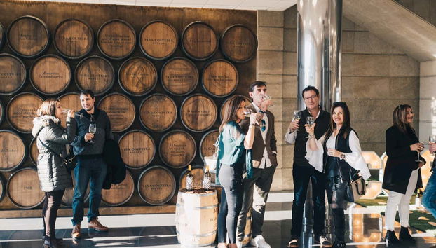 Catando el vino de Viña Costeira