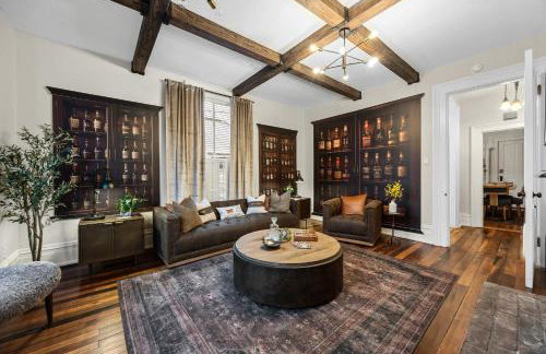 Bourbon-themed home w arcade & hot tub for groups - Foto 1