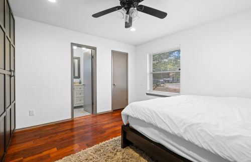 Spacious 4BR w Fenced Yard - Foto 17