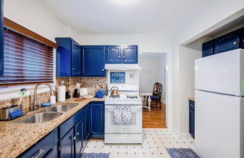 Rachel's Private Hideaway with king bed, kitchen, laundry, parking and big yard - Foto 1