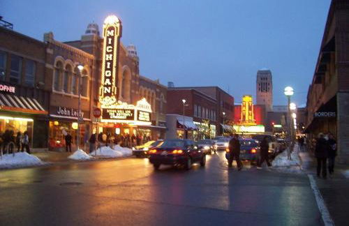 Super Cute & Cool Home with 65Inch TV 2Baths 4 Bedrooms 2King Beds BBQ Grill Fenced Backyard - Foto 32