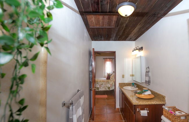 Gecko Getaway 2 Bedroom Condo by RedAwning - Photo 9