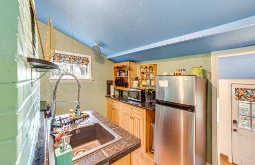 Historic Cabin with Yard 1 Mi to Lake Spavinaw! - Foto 8