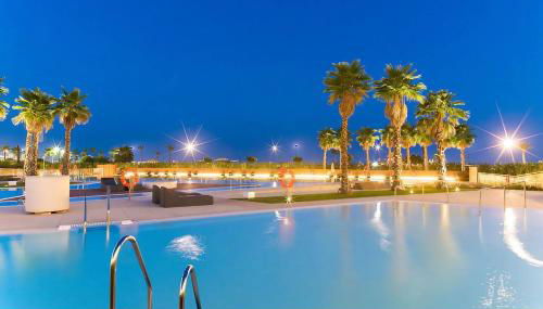 Luxury complex beachfront apartment, infinity pool, sauna, gym and large terrace - Foto 1