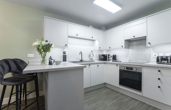 Elliot Oliver - Deluxe Two Bedroom Apartment With Parking & EV Charger - Photo 6