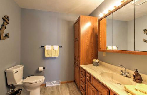 Waupaca Lakefront Home with Pool Table and Dock! - Foto 17