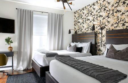 Hillsboro Village Rooftop Retreat with City Views, Sleep 12 with Gourmet Kitchen, Smart TVs & Garage, Walk to Vanderbilt, Pancake Pantry and Boutique Shopping, Minutes to Broadway, 12 South and The Parthenon, Perfect for Groups, 24Hr Hospitality - Foto 12