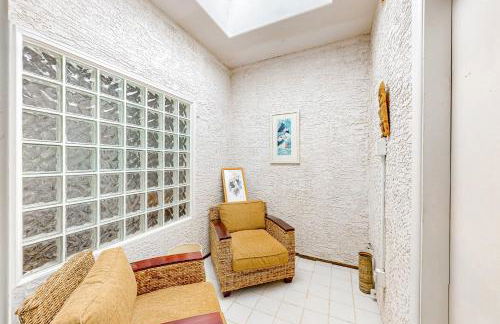 Lake view desert stay with pool, patio, grill, & smart TVs - snowbird-friendly - Foto 21