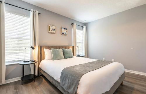 Family Retreat 6BR Villa with Private Pool, Spa & Theater near Disney - Foto 28