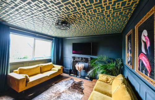 Bold Coastal Retreat with Boudoir Interiors, Felpham Village - Photo 1