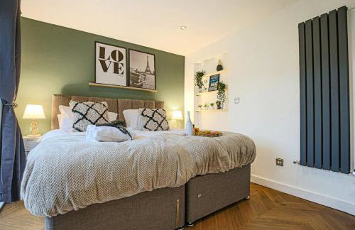 Grace House - Prime Location - Driveway Parking, Pool Table, Fast Wifi, Self Check-In and Smart TV with Sky TV and Netflix by Yoko Property - Photo 4