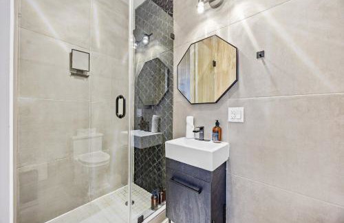 Mid-Century Stay 5BR and 5 Baths w PS5 & Laundry - Foto 27