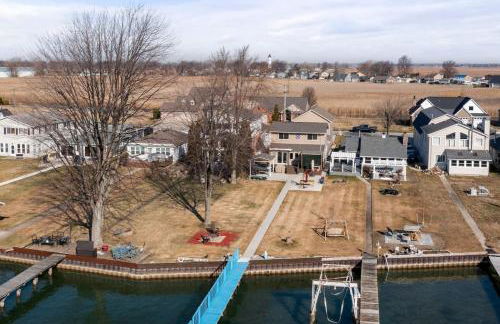 Lakeside Bliss 2BR, 1BA with All Modern Comforts - Foto 47