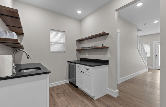 Bright Urban Comfort | JZ Vacation Rentals - Photo 18