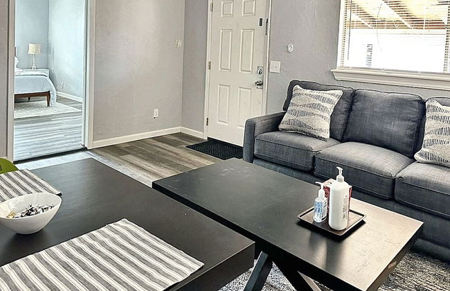 Clean Cozy 1-bedroom Near Plaza District 32C - Photo 2