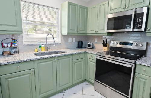 Relaxing 3BR Heated Pool & Hot Tub Retreat - Foto 41