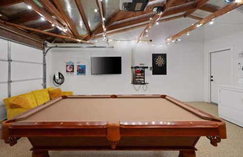 NEW Retro Escape 70's Vibes Wellness Game Room - Foto 29