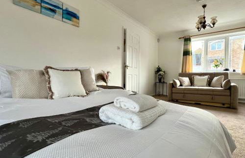 J&J stays 5 bedroom detached house in Peterborough with parking - Photo 11