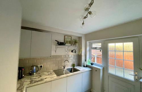 3BR, Sleeps 5, Free Parking, Fast WiFi, Near M62 & Leeds - Foto 7