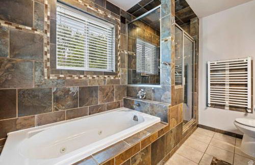 Rustic 5BR Escape with Private Hot Tub 25min to Park City - Foto 24