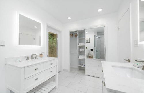 UF SUNSHINE HOUSE - Patio & BBQ - Chef Kitchen - EV Car Station - Upscale Neighborhood! - Foto 19