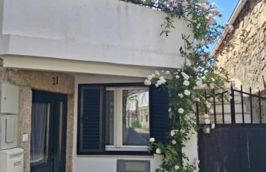 Casa rústica com terraço e jardim - Foto 1