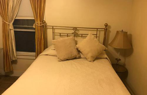 Room - Airport, Eastman Dental, UofR & Medical Ctr at Strong Hospital-Professionals Welcomed - Foto 4