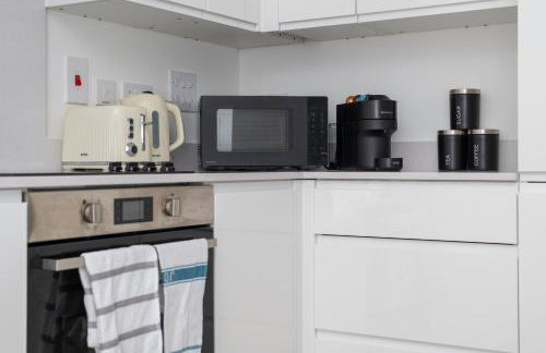 Modern Canal-Side Apartment in Milton Keynes - Photo 33