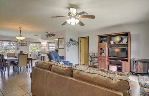 Canal-Front Retreat w/ Heated Pool & Hot Tub! - Foto 6