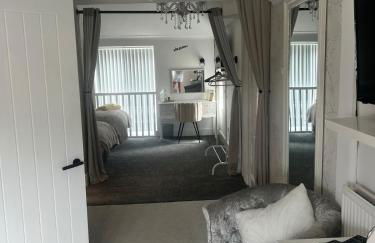 Stay solihull 5 mins to NEC and AIRPORT SLEEPS 9 contractor friendly 3 bathrooms driveway parking 3 - Foto 14