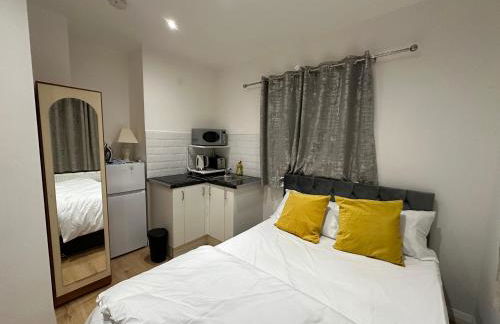 1st Studio Flat With full Private Toilet And Shower With its Own Kitchenette in Keedonwood Road Bromley A Fully Equipped Independent Studio Flat - Photo 46