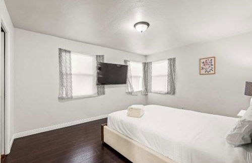 Spacious Retreat w Large Kitchen & Outdoor Patio - Photo 54