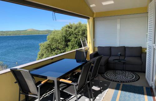 Beachfront Apartment Live - Photo 11